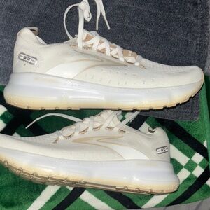 Brooks Women's White and Khaki Sneakers size 8
